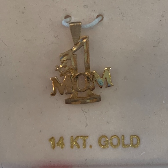 Unknown Jewelry - NWT - 14k Yellow Gold Charm #1 Mom Pendant Only